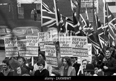 Le Front national passe par Southwark South London 1980.Bannière dire, défendre nos anciens Folk rapatrier les Muggers.ANNÉES 1980 ROYAUME-UNI HOMER SYKES Banque D'Images