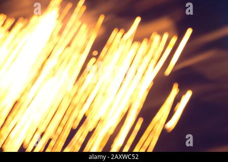 motif lumineux abstrait de fond , lignes de feu doré sur un fond sombre Banque D'Images