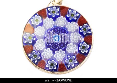 Superbe pendentif en verre de murano isolé sur fond blanc Banque D'Images