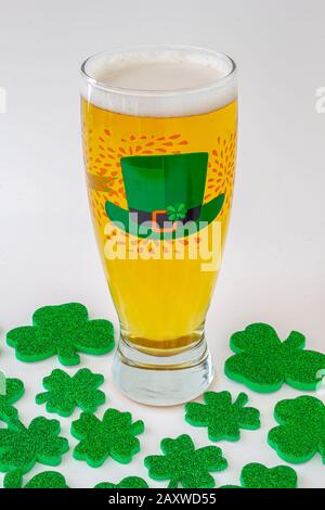 St patrick's Days Beer Pint avec un chapeau vert et des trèfle autour Banque D'Images