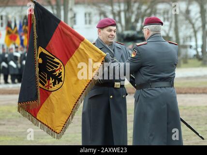 Strausberg, Allemagne. 13 février 2020. Le général Eberhard Zorn (M), Inspecteur général de la Bundeswehr, remet le commandement de l'armée allemande au lieutenant général Alfons Mais. Crédit: Wolfgang Kumm/Dpa/Alay Live News Banque D'Images