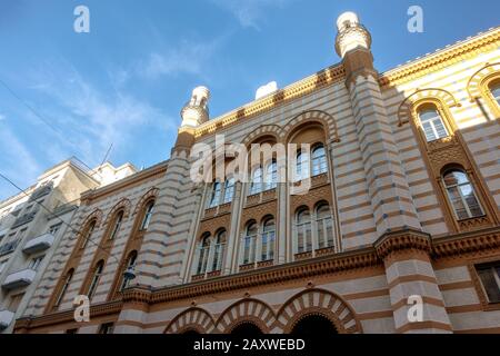 La façade de la synagogue de la rue Rumbach conçue dans un style mauresque de Revival à Budapest, en Hongrie Banque D'Images