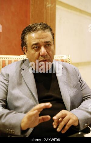 (200213) -- ASSOUAN, 13 février 2020 (Xinhua) -- le scénariste égyptien Mohamed Abdel-Khalek parle lors d'une interview à Assouan, Egypte, 11 février 2020. POUR ALLER AVEC "Interview: Egypte Assouan int'l femmes filent des écrans de gala plus de 50 films pour défendre les questions des femmes: Chef" (Xinhua/Ahmed Gomaa) Banque D'Images