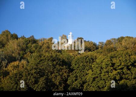 Trois croix blanches au sommet d'une colline à Vilnius Banque D'Images