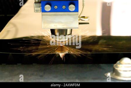 Machines à laser à fibres pour la découpe de métaux en gros plan. Un faisceau laser coupe la tôle dans la fabrication. Technologies industrielles, processus de production Banque D'Images