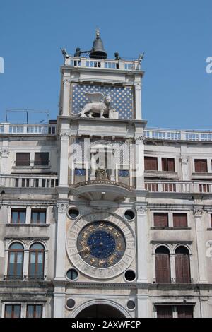 Vue sur Venise montrant la tour de l'horloge de Saint Marc , Italie Banque D'Images