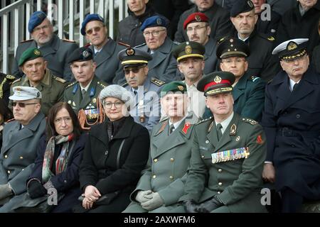 Strausberg, Allemagne. 13 février 2020. De nombreux militaires de diverses nations assistent à la caserne de von Hardenberg pour assister au transfert du commandement de l'armée allemande. Crédit: Wolfgang Kumm/Dpa/Alay Live News Banque D'Images