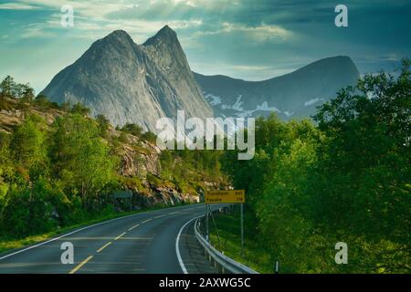 belle route à travers la norvège vers trondheim avec montagnes en arrière-plan, été Banque D'Images