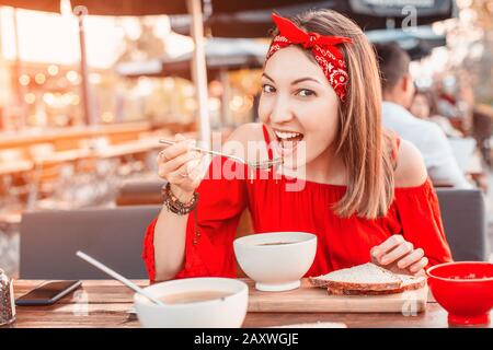 Une femme asiatique mangeant une soupe végétarienne chaude dans un café. Régime sain et concept de dîner Banque D'Images