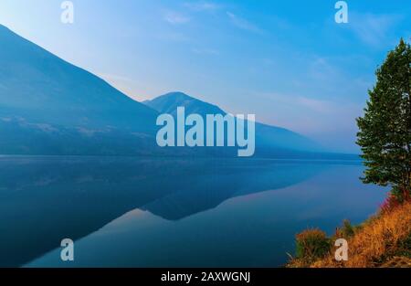 Alaska Mountains Paysage Photographie, Chugach Mountain Range, Mountain Reflections In Water, Pacific North West, Seward Highway, Scenic Alaska Water Banque D'Images