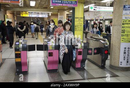 KIMONOS DANS LE MÉTRO DE TOKYO Banque D'Images