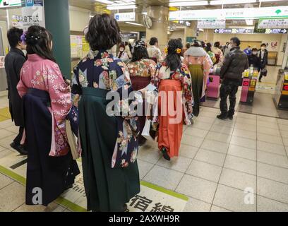 KIMONOS DANS LE MÉTRO DE TOKYO Banque D'Images