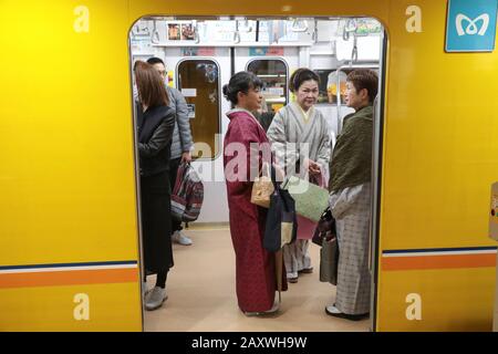 KIMONOS DANS LE MÉTRO DE TOKYO Banque D'Images