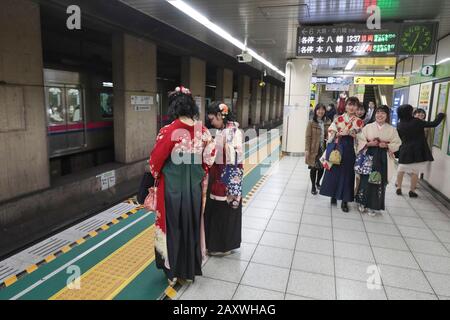 KIMONOS DANS LE MÉTRO DE TOKYO Banque D'Images