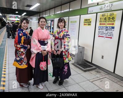 KIMONOS DANS LE MÉTRO DE TOKYO Banque D'Images