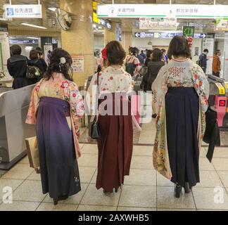 KIMONOS DANS LE MÉTRO DE TOKYO Banque D'Images