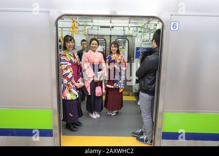 KIMONOS DANS LE MÉTRO DE TOKYO Banque D'Images