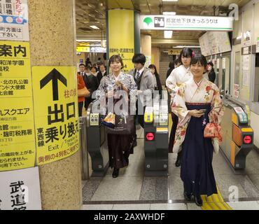 KIMONOS DANS LE MÉTRO DE TOKYO Banque D'Images