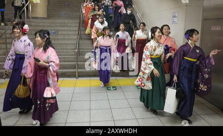 KIMONOS DANS LE MÉTRO DE TOKYO Banque D'Images