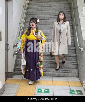 KIMONOS DANS LE MÉTRO DE TOKYO Banque D'Images