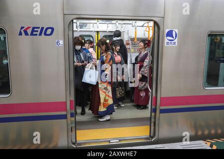 KIMONOS DANS LE MÉTRO DE TOKYO Banque D'Images