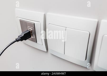 Prise électrique avec cordon USB et commutateur dans la pièce Banque D'Images