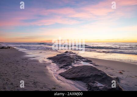 Coucher de soleil côtier d'hiver à Marine Street Beach. La Jolla, Californie, États-Unis. Banque D'Images