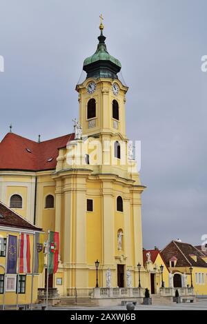 Église catholique de Laxenburg, petite ville de Basse-Autriche, près de Vienne. Banque D'Images