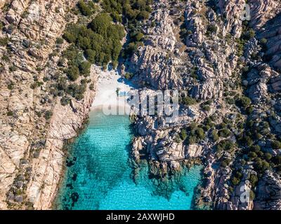 Vue aérienne sur la côte de Cala Coticcio, l'une des plus Belles plages du monde, l'île de la Maddalena, Sardaigne Banque D'Images
