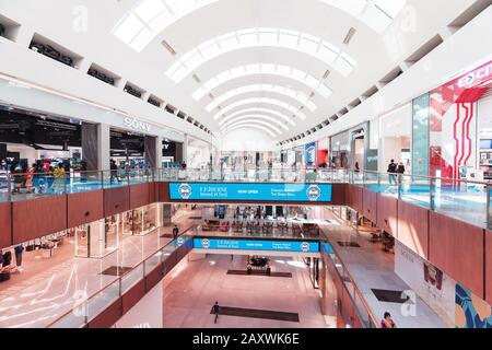 26 novembre 2019, Emirats Arabes Unis, Dubaï : intérieur du célèbre Dubai Mall avec magasins et magasins d'usine Banque D'Images