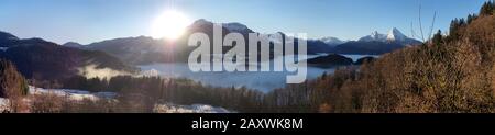 Lever du soleil à Berchtesgaden avec montagnes et collines et brouillard dans la vallée, Watzmann à droite. Haute résolution Banque D'Images