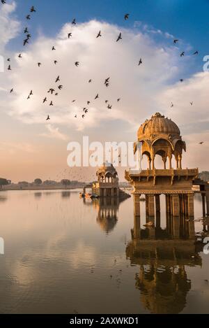 Lever du soleil au lac Gadisar, Jaisalmer, Rajasthan, Inde Banque D'Images