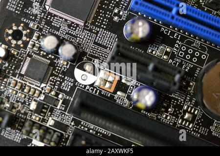 Gros-plan des microcircuits électroniques. De nombreux micronutriments à bord Banque D'Images