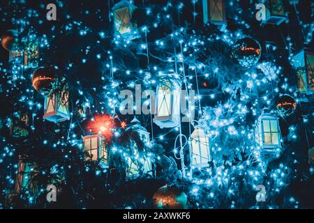 Décoration d'arbre de Noël fond avec une guirlande lugubre. Toile De Fond Noël Hiver Nouvel An Fond. Banque D'Images