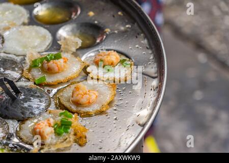 Mini crêpe de crevettes sautées vietnamiennes - Banh Khot Vung Tau Banque D'Images