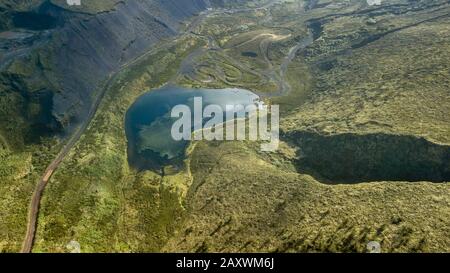 La lagune appelée "Lagoa do Canario" en portugais, entourée de pinède verte située à Sao Miguel, Açores, Portugal. Banque D'Images