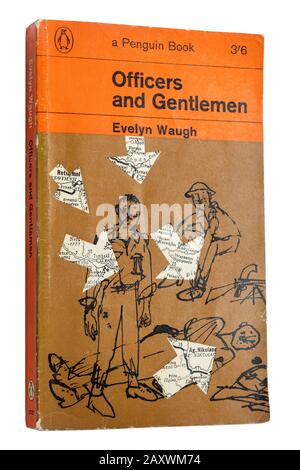 Officiers et Messieurs, un roman de 1955 de Evelyn Waugh, romancier britannique, livre de poche Banque D'Images