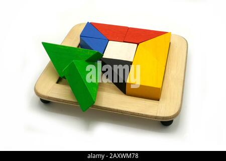 Tangram, jeu de puzzle chinois traditionnel composé de différentes pièces en bois colorées qui se rassemblent dans une forme distincte, dans une boîte en bois. Isolé le Banque D'Images