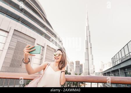 Happy Girl Traveler et Blogger prend la photo selfie à Dubaï, Emirats Arabes Unis Banque D'Images