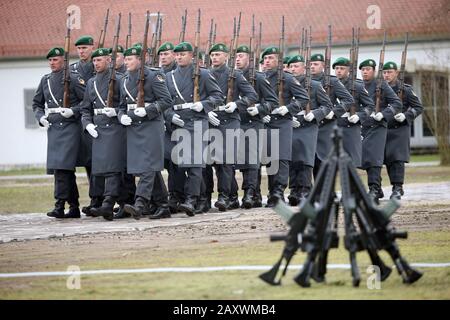 Strausberg, Allemagne. 13 février 2020. Soldats du Bataillon des gardes de l'armée allemande mars dans la caserne de von Hardenberg a monté les fusils Heckler & Koch G-36 pour remettre le commandement de l'armée allemande. Crédit: Wolfgang Kumm/Dpa/Alay Live News Banque D'Images