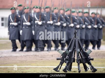 Strausberg, Allemagne. 13 février 2020. Soldats du Bataillon des gardes de l'armée allemande mars dans la caserne de von Hardenberg a monté les fusils Heckler & Koch G-36 pour remettre le commandement de l'armée allemande. Crédit: Wolfgang Kumm/Dpa/Alay Live News Banque D'Images