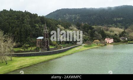 Drone vue aérienne de la chapelle 'Nossa Senhora das Vtorias' située à Furnas, sur l'île de Sao Miguel, aux Açores, au Portugal Banque D'Images