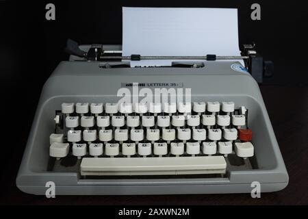 Machine à écrire 'Olivetti' modèle 'Lettera 35' vu de l'avant avec feuille blanche insérée. Banque D'Images