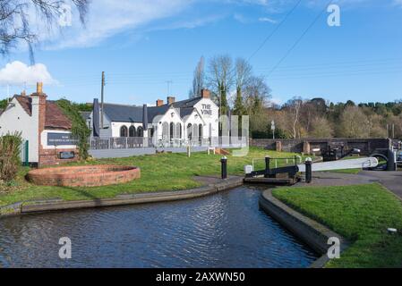 Kinver Lock et Le pub Vine sur la rivière Stour à Kinver Lock, South Staffordshire Banque D'Images