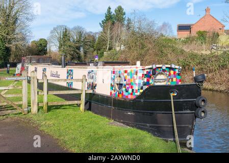 Grand bateau à narrowboat coloré sur la rivière Stour à Kinver Lock, South Staffordshire Banque D'Images