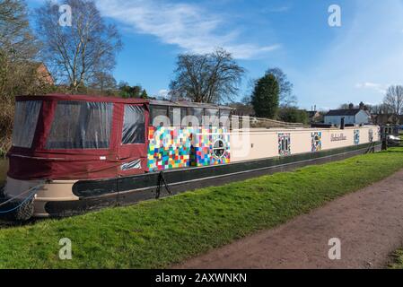 Grand bateau à narrowboat coloré sur la rivière Stour à Kinver Lock, South Staffordshire Banque D'Images