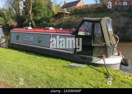 Petit bateau à narrowboat sur la rivière Stour à Kinver Lock, Staffordshire du Sud Banque D'Images