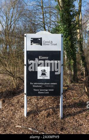 Amarrages à long terme pour bateaux de étroite sur la rivière Stour à Kinver Lock, South Staffordshire fourni par Canal and River Trust Banque D'Images