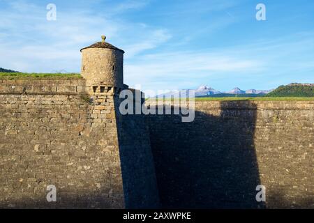 Vue extérieure du château de Ciudadela dans la ville de Jaca, Pyrénées, province de Huesca, Aragon en Espagne. Banque D'Images