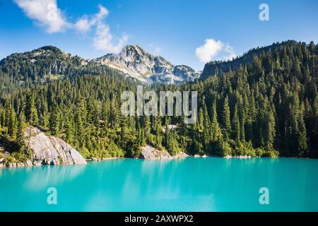 Vue sur le lac et la montagne dans la chaîne des montagnes Coast Mountain Range, près de Vancouver. Banque D'Images